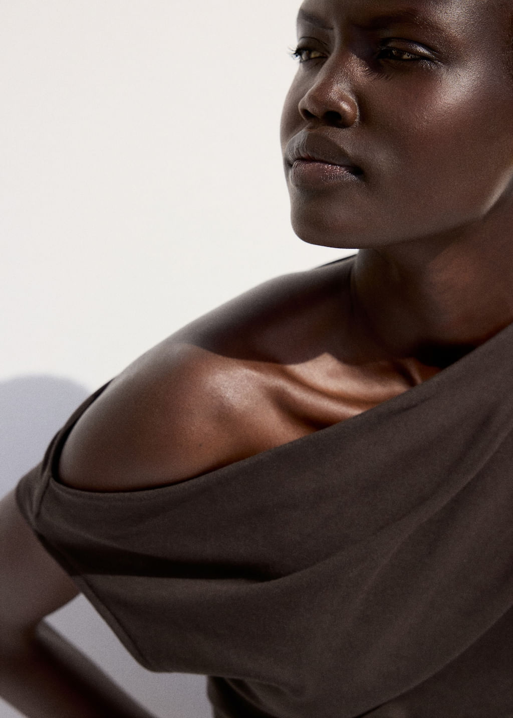 Camiseta-Juline-chocolate