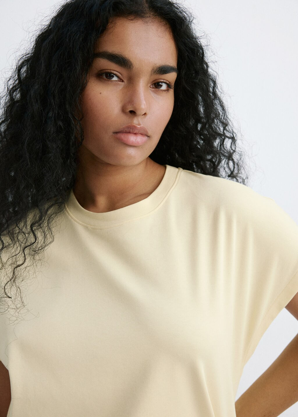 Camiseta-Sevilla-amarillo-pastel