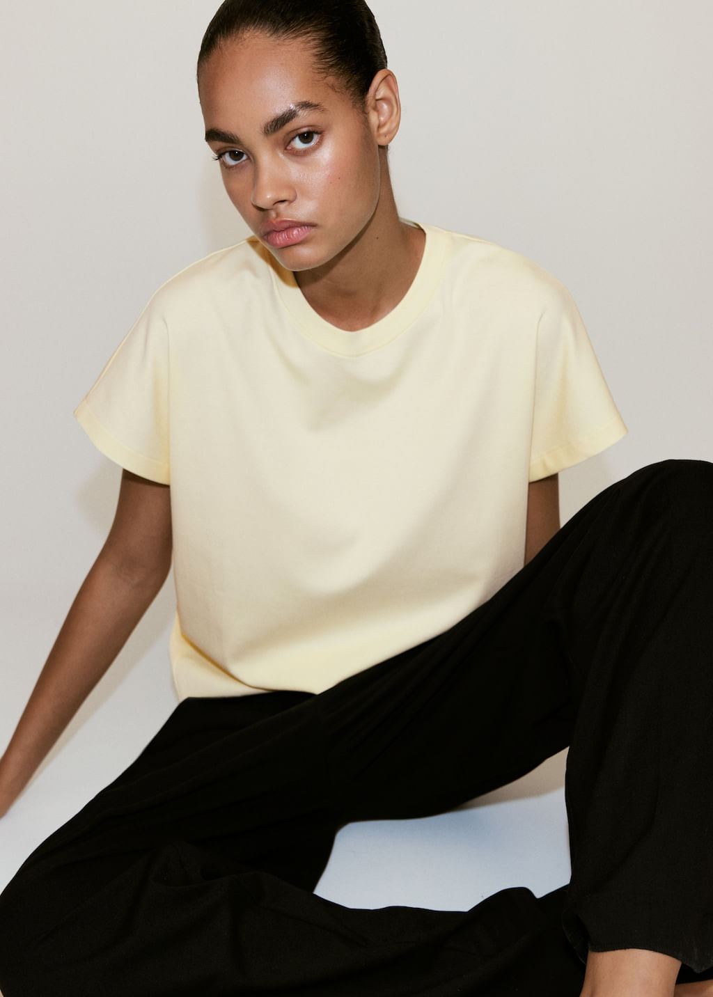 Camiseta-Sevilla-amarillo-pastel